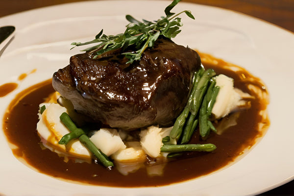 Hierba cocida lenta y vástago de carne estofada de vino