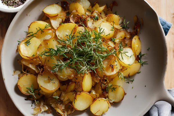 Patatas clásicas de lyonnaise: crujientes, mantecosas e infundidas por cebolla deliciosa